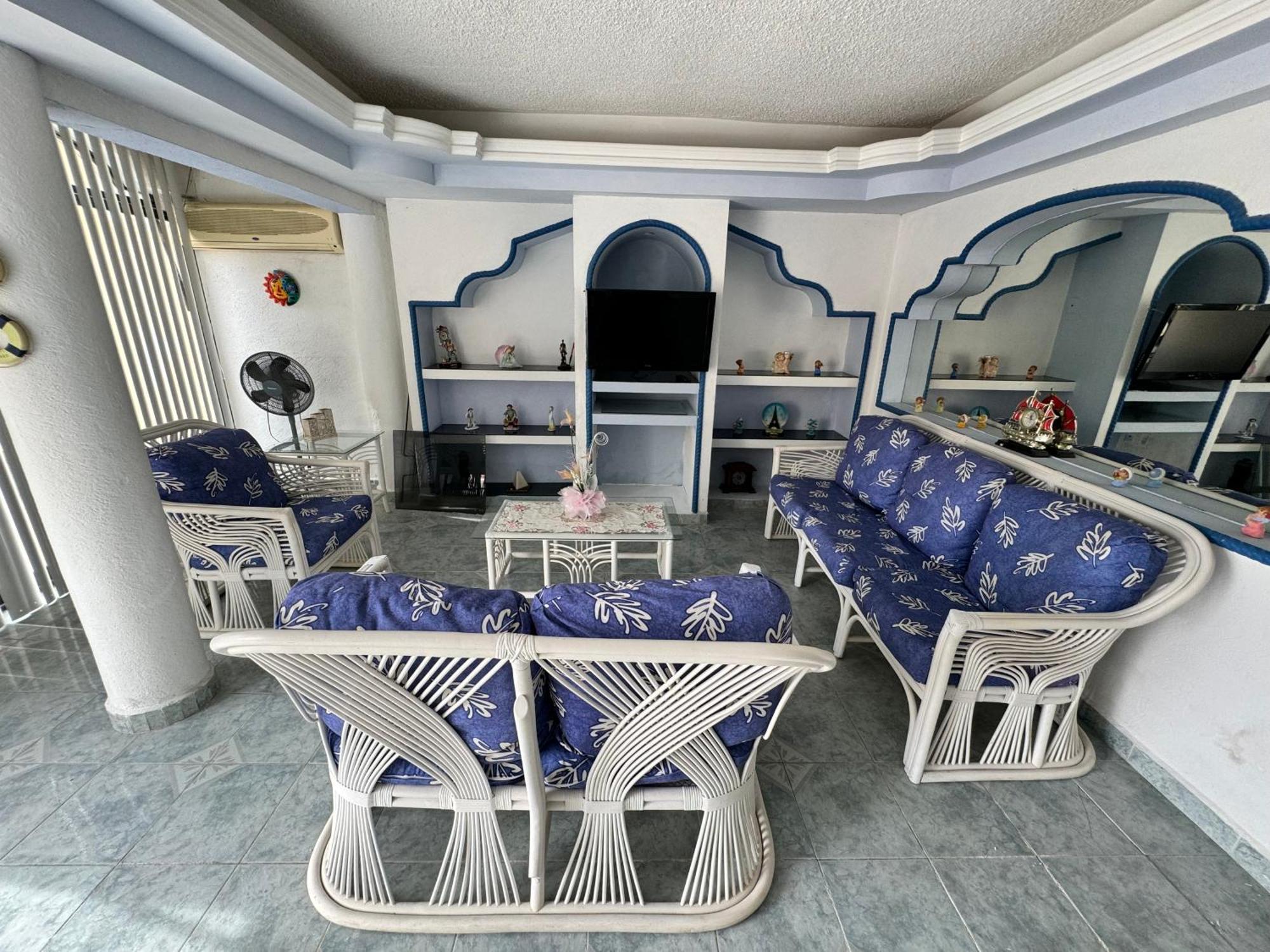 Blue Coast With Pool And Ocean View 10 To 35 P Сasa de vacaciones